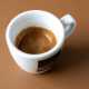 Il caff� macchiato � un espresso (da 80 ml) a cui viene aggiunta una piccolissima quantit� di latte, sui 10 ml